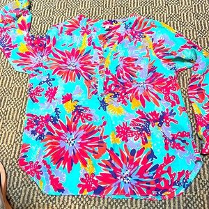 Beautiful 100% silk top Henlystyle with 3 gold buttons.Sleeves slightly loose